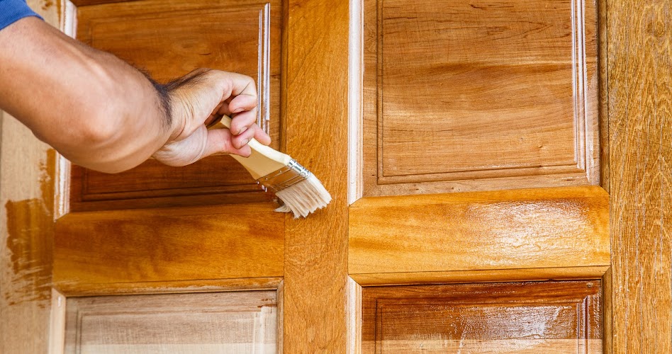 Как покрыть лаком двери и окна