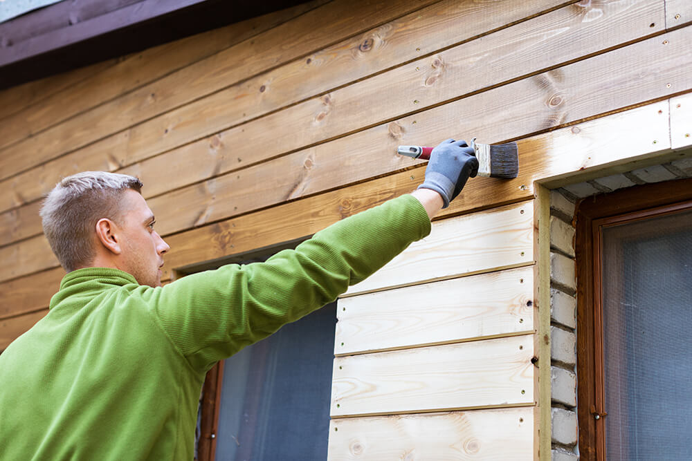 Как защитить деревянный фасад дома